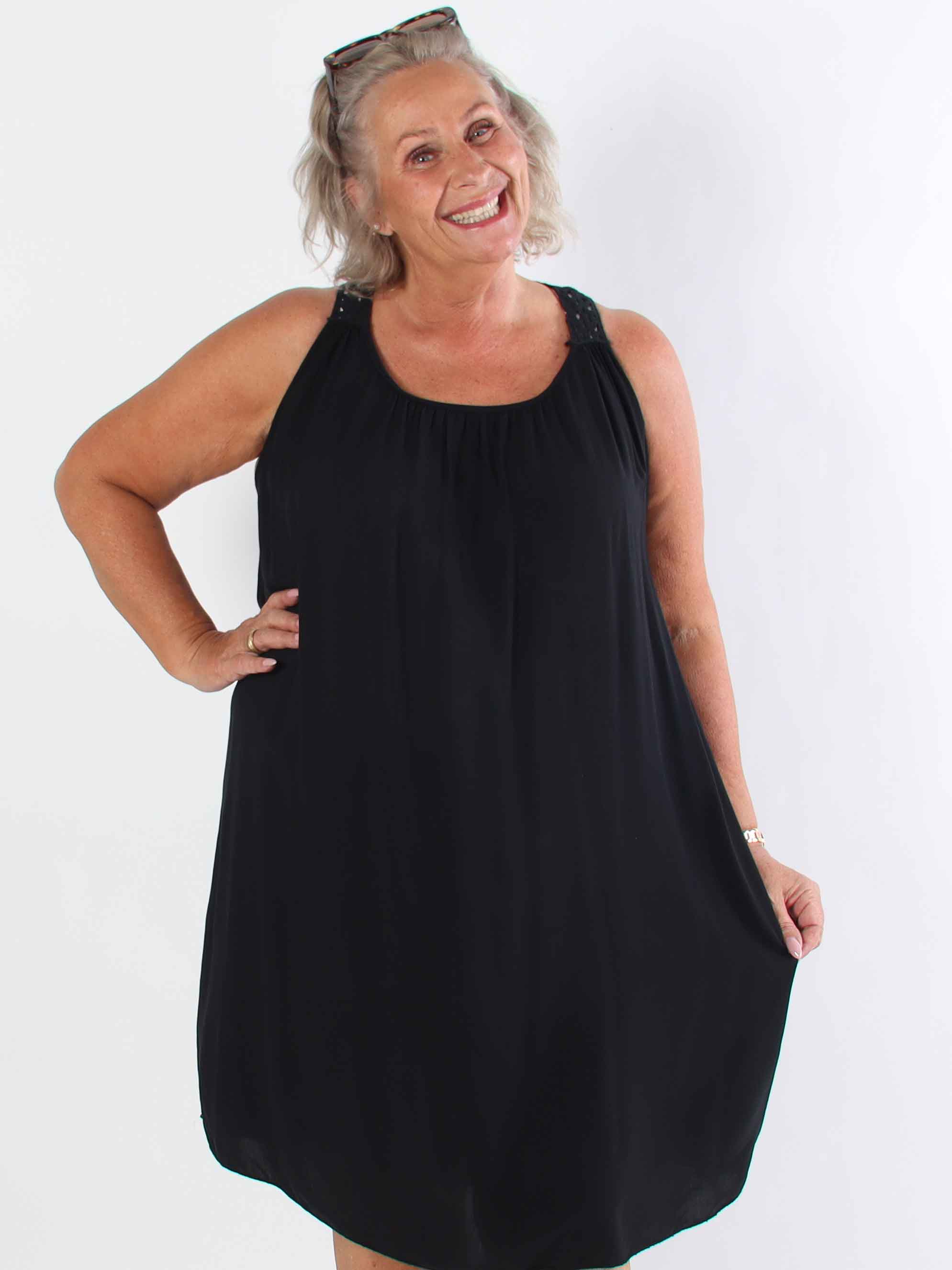 Medea - Simpel plus size sommarklänning i viskos med broderad rygg